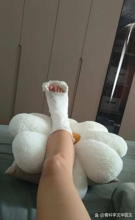 脚趾头骨折了可以动吗图标