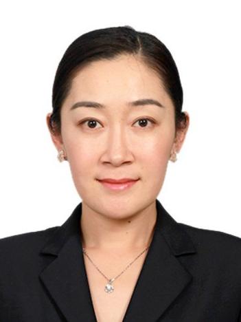 弹钢琴穿白色蕾丝连衣裙缩略图