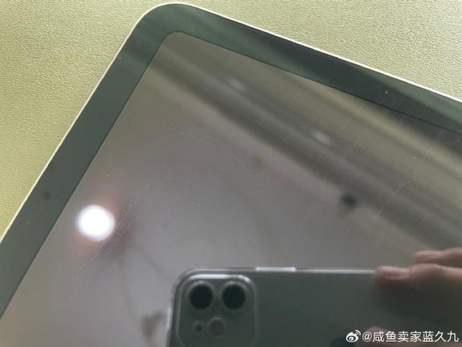 ipad中间突然出现一条蓝线,屏幕开胶