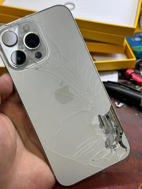 苹果15后盖玻璃碎了更换多少钱缩略图