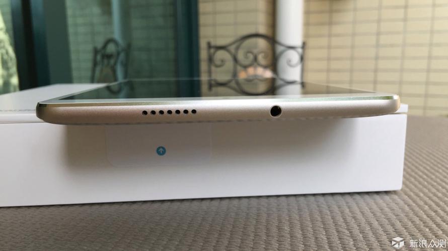 ipad正面上面的小孔是干嘛的