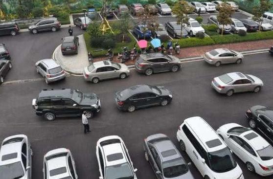 我倒车,别人立马抢车位怎么办缩略图
