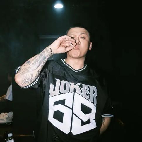 抖音戴鱼头的小姐姐游戏截图