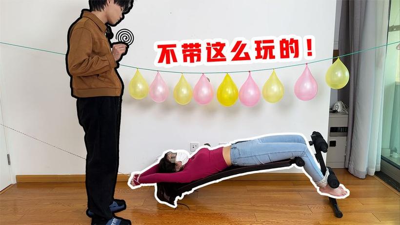 轩轩给红尘挠痒痒搞笑视频缩略图