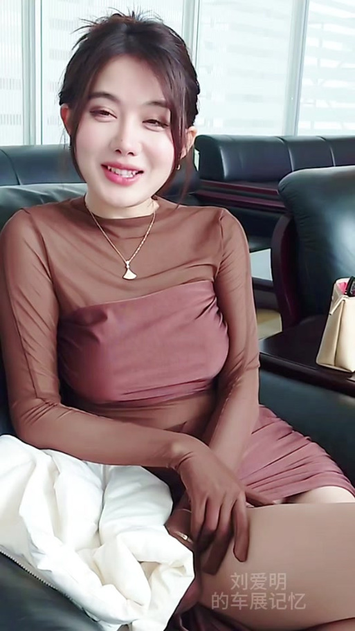 抖音泳池小姐姐是谁图标