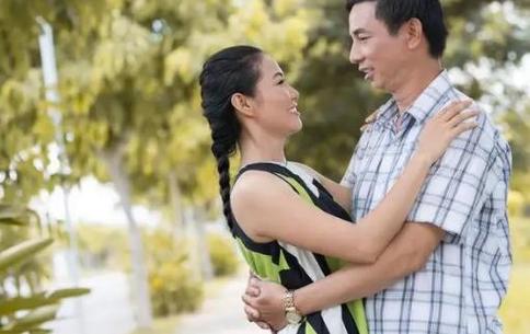 年轻女孩和老男人的相处图标