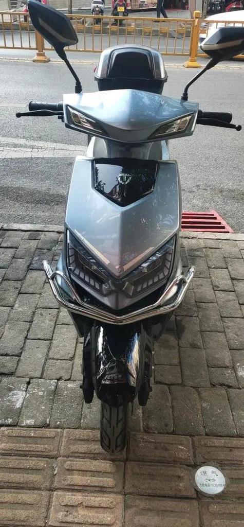 台铃电动车怎样开启座位下的箱子缩略图