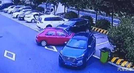 倒车抢车位被撞了最怕三个原因缩略图