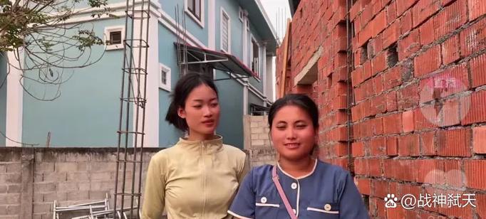 小胖墩在老挝建房子视频缩略图