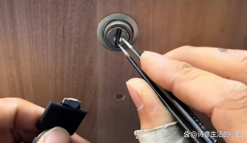 钥匙断在锁芯里了怎么拿出来缩略图