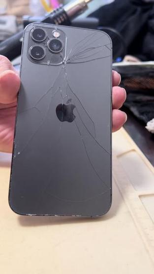 苹果手机后盖碎了有必要换吗缩略图