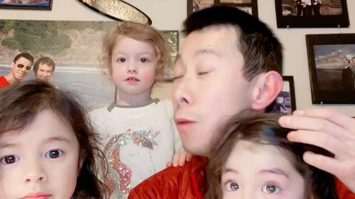 两个爸爸三个女儿怎么生的