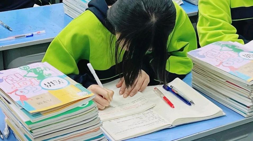 描写认真做题的片段缩略图