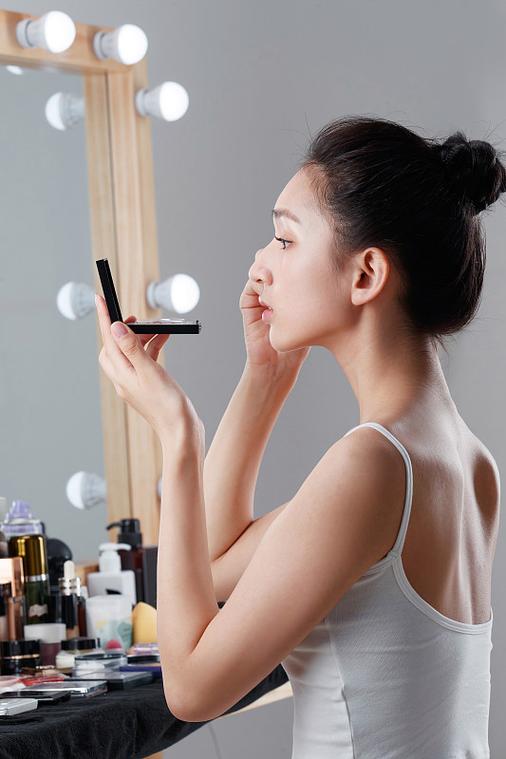 女人故意在你面前化妆缩略图