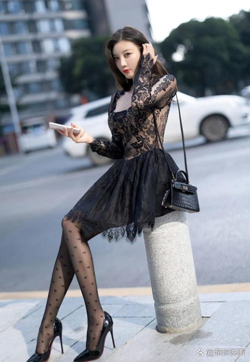白色蕾丝裙配什么打底缩略图