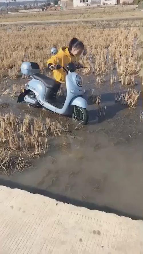 电动车陷水泥里图标