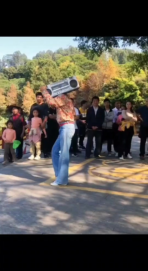 扛着录音机唱兰花草的创作背景与历史背景图标