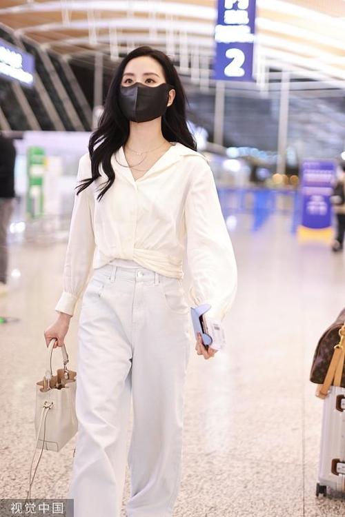 v字领衣服里面穿什么缩略图