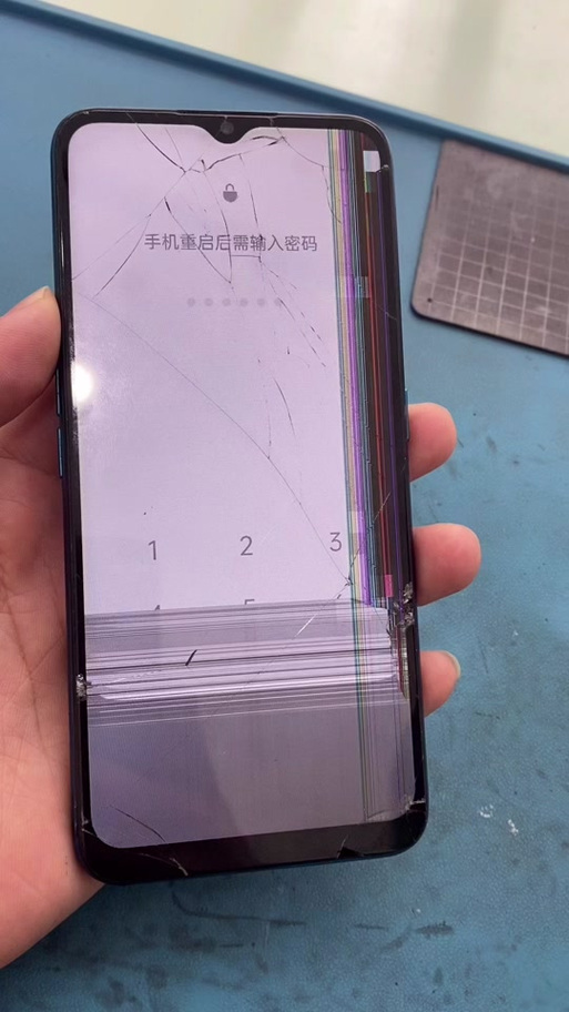 手机屏幕突然出现彩色条纹游戏截图