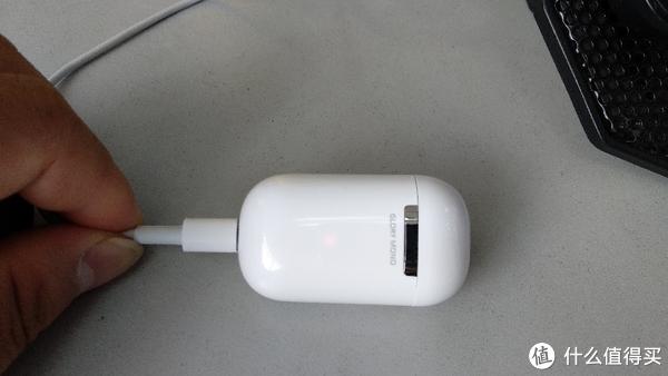 无线蓝牙耳机充电仓红灯闪烁图标