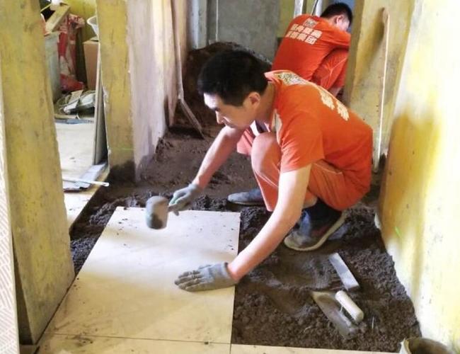 找瓦工师傅平台找.铺地砖的瓦工缩略图