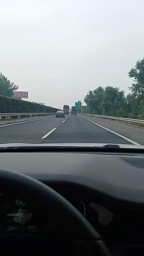 在车上经过颠簸的道路图标