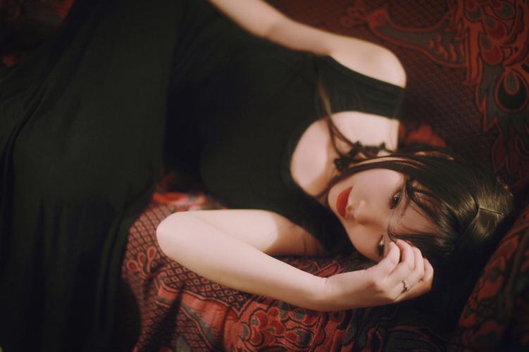 孤灯夜下古代美女图片图标
