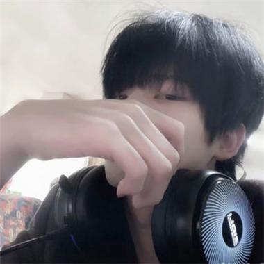 男生双手捂脸的真人头像图片帅气慵缩略图