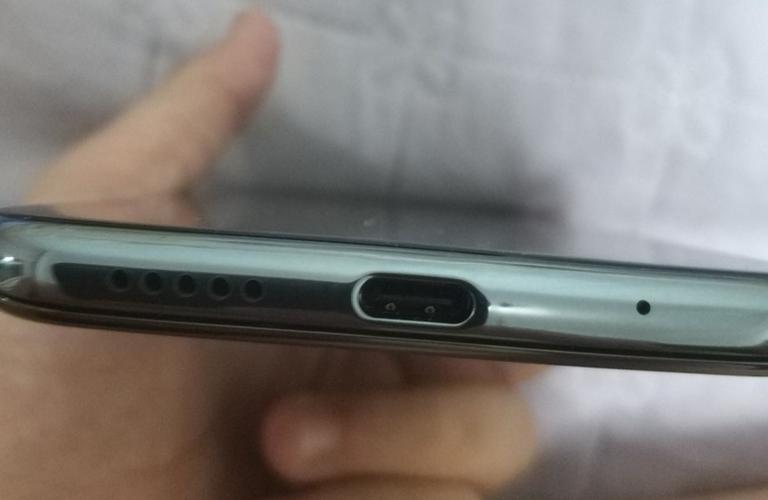 荣耀20手机顶上两个孔是干嘛用的缩略图