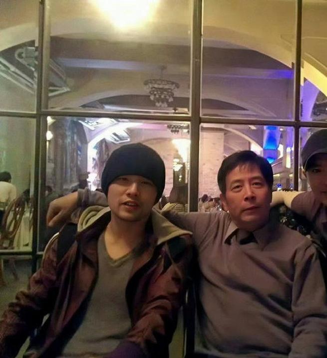 游民叭人:周杰伦父亲周耀中现身演唱会周杰伦感动献唱